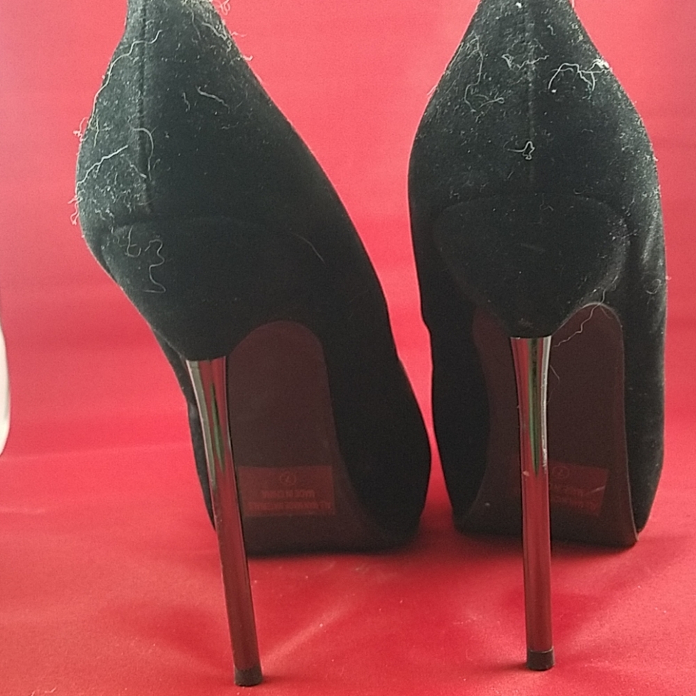 Heels - Picture 4 of 4